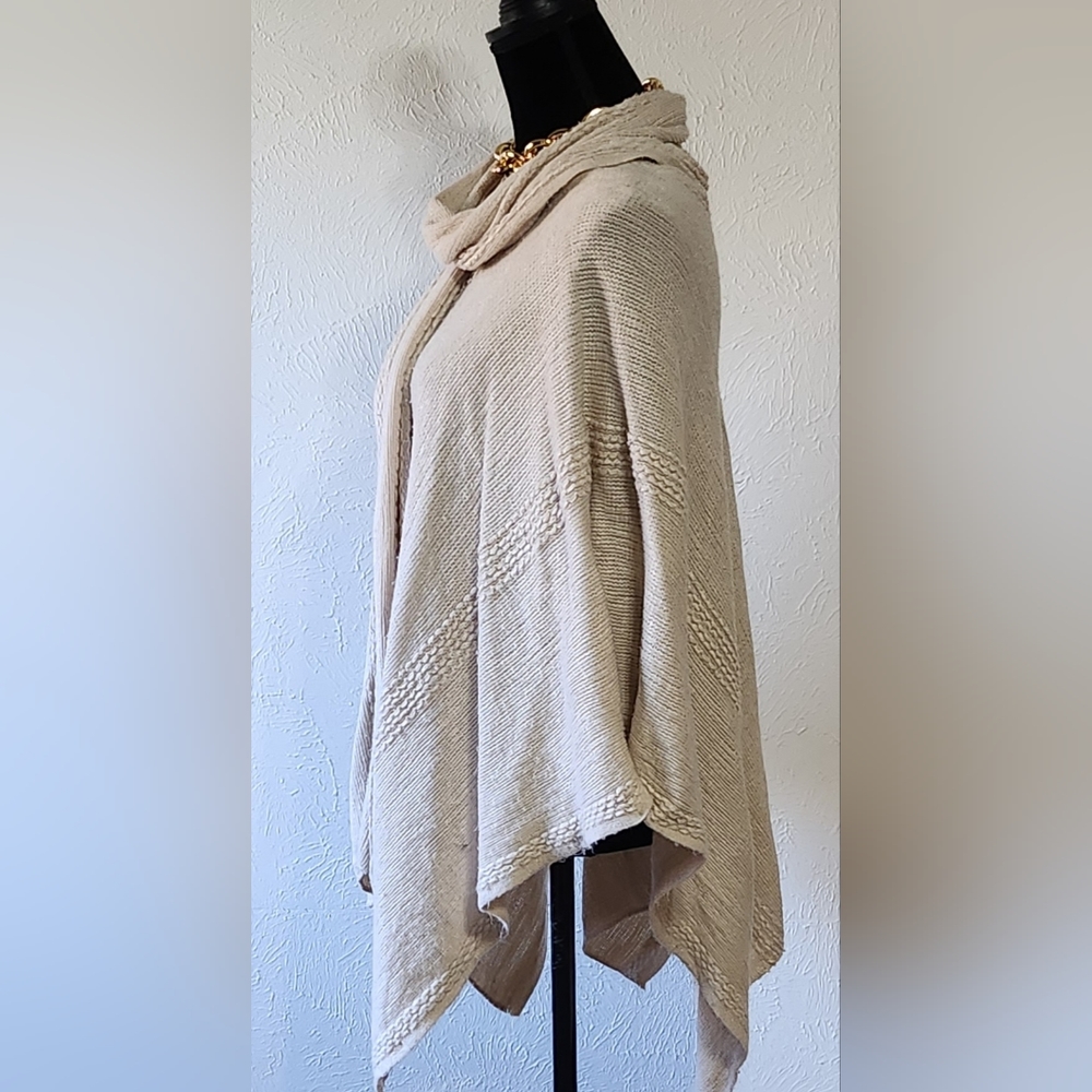 Creme color poncho - Picture 2 of 4